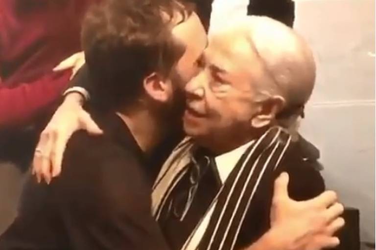 Fernanda Montenegro celebra Gregório Duvivier com longo abraço e elogios