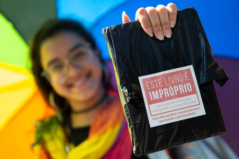 Público faz fila para receber livros LGBT na Bienal do Livro do Rio