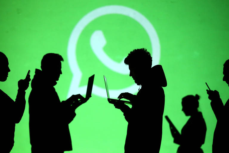 Silhuetas de usuários com a logo do aplicativo de mensagens WhatsApp ao fundo