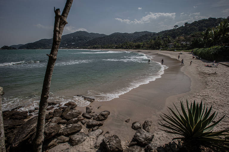 Praias paradisíacas atraem turistas ao litoral sul de SP