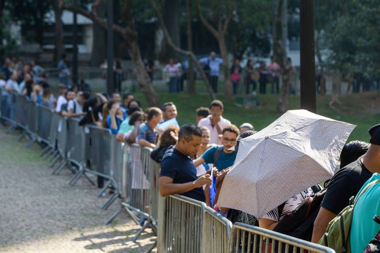 Centenas de trabalhadores buscam emprego em mutirão