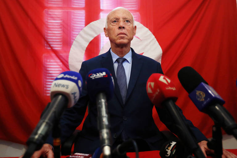 Na Tunísia, candidato desconhecido e magnata preso disputam 2º turno