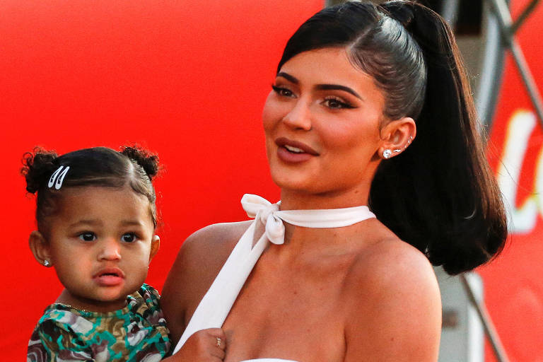 Stormi, filha de Kylie Jenner, chama atenção ao usar bolsa de R$ 2.400