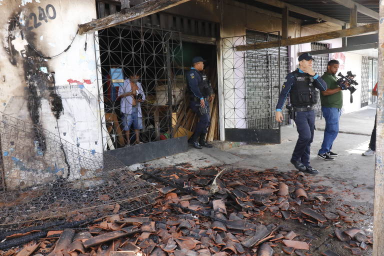 Loja de  móveis na rua Dona Lúcia Pinheiro, 2240, no bairro Quintino Cunha.  Loja de móveis, caminhão e uma ambulância sofrem ataque de facção