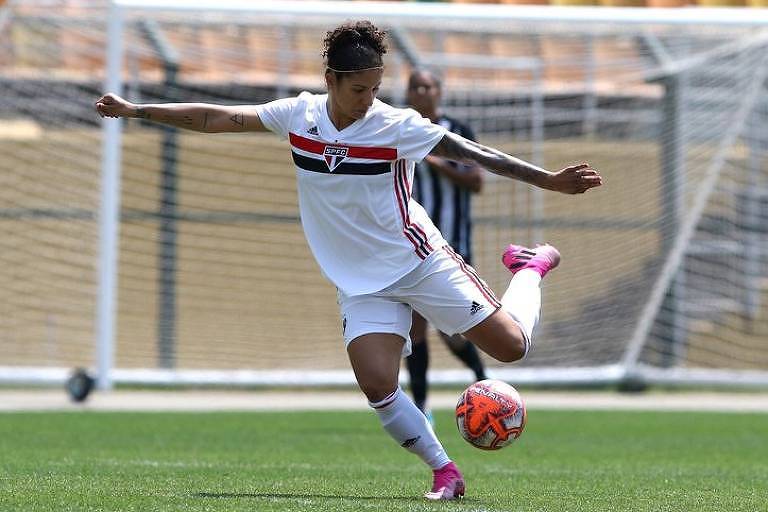 A atacante Cristiane, do São Paulo, finaliza durante primeiro jogo da semifinal do Campeonato Paulista de futebol feminino de 2019, contra o Santos