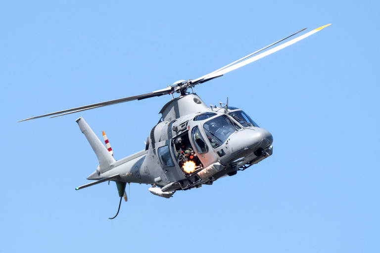 Helicóptero do exército da Suécia simula ataque com armas durante evento anual militar na base aérea próxima a Ronneby 