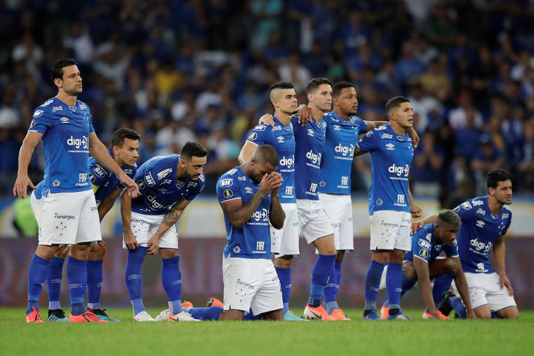 Jogadores do Cruzeiro durante a disputa de pênaltis que eliminou o time da Libertadores neste ano