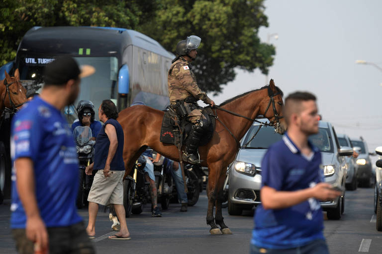 Polícia observa torcedores do Cruzeiro antes de jogo contra o Flamengo no Mineirão
