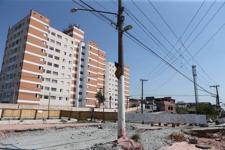 Obra de corredor de ônibus na zona leste está parada