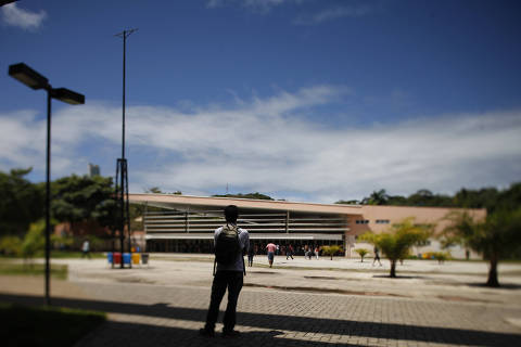 SALVADOR, BA, 25.08.2014: Praça das Artes no campus Ondina da Universidade Federal da Bahia (UFBa); ao fundo, prédio do Restaurante Universitário (RU). (Foto: Fernando Vivas/Folhapress)***EXCLUSIVO FOLHA***
