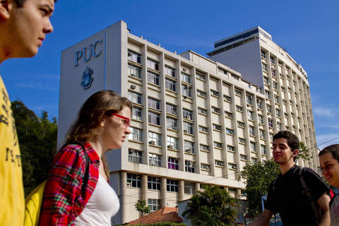 RIO DE JANEIRO, RJ, BRASIL, 16-08-2012, 14h00: Alunos no campus da Pontifícia Universidade Católica do Rio de Janeiro (PUC-Rio), a melhor particular do país. (Foto: Fernando Frazão/Folhapress, ESPECIAL RUF) ***EXCLUSIVO FOLHA***