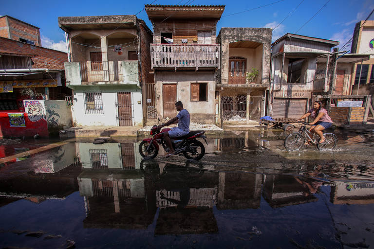 Bairro Terra Firme, na periferia de Belém. Sem nenhum tipo de coleta de esgoto, moradores convivem com esgoto a céu aberto que é jogado no canal Lago Verde, que cruza o bairro. A proximidade com o canal poluído gera vários problemas de saúde à população, que também convive com alagamentos do canal em períodos de chuva