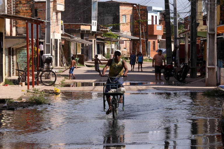 Bairro Terra Firme, na periferia de Belém. Sem nenhum tipo de coleta de esgoto, moradores convivem com esgoto a céu aberto que é jogado no canal Lago Verde, que cruza o bairro. A proximidade com o canal poluído gera vários problemas de saúde à população, que também convive com alagamentos do canal em períodos de chuva