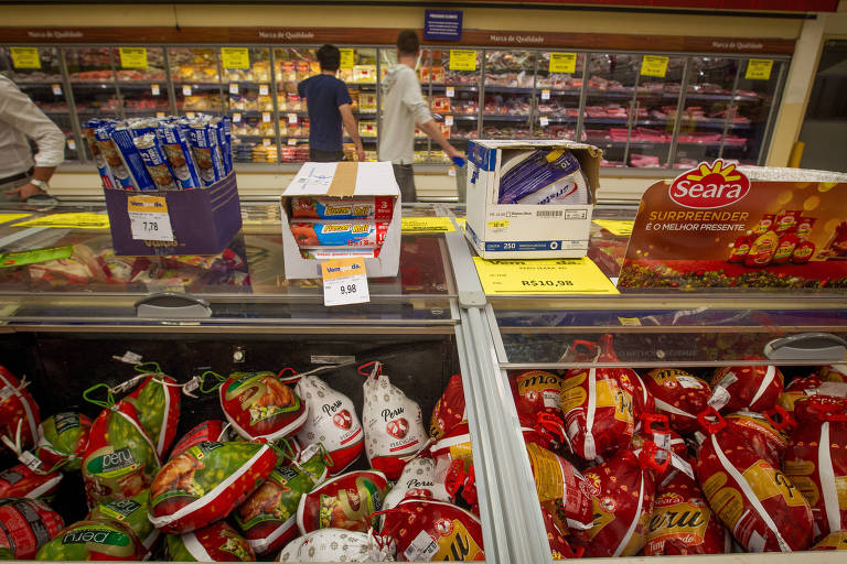 Geladeira de supermercado com diferentes marcas de produtos natalinos