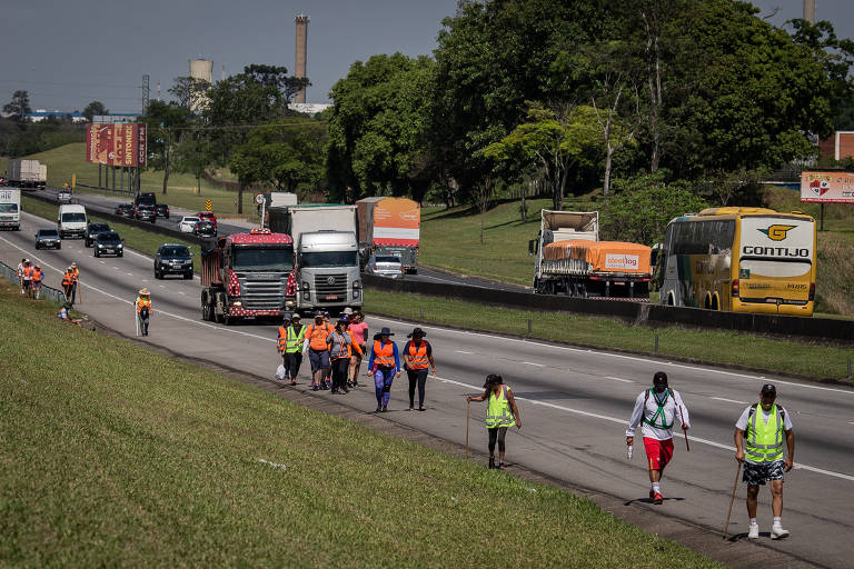 Romeiros seguem pela rodovia Dutra para Aparecida