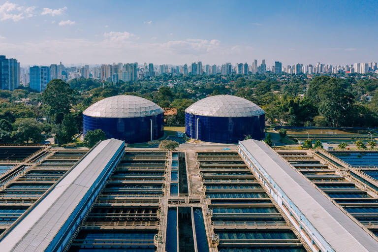 Vista aérea de estação de tratamento de água da Sabesp, em Santo Amaro, na zona sul de São Paulo