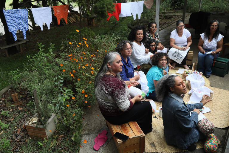 Comunidades de artesãs. Mulheres rendeiras trabalham no fundo do atelier na aldeia de Carapicuíba