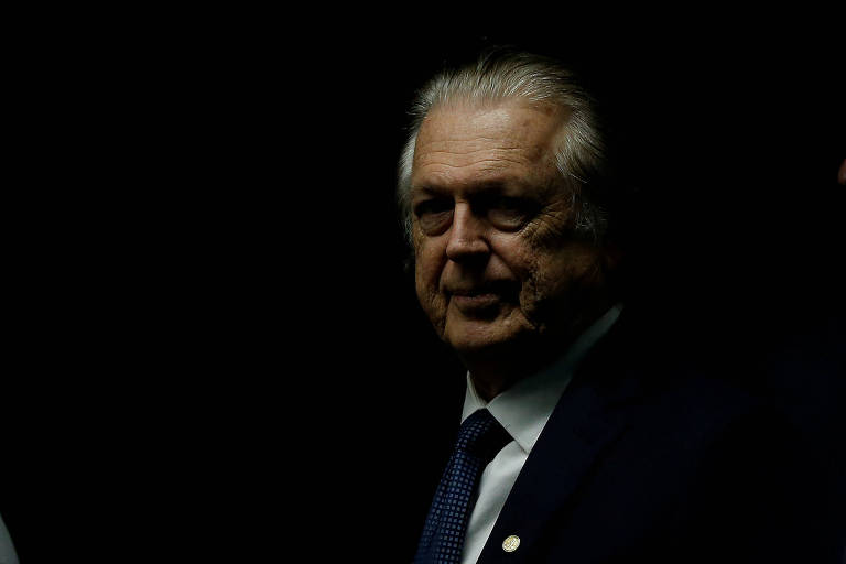 Na foto, Luciano Bivar, presidente do PSL, aparece em meio a sombras