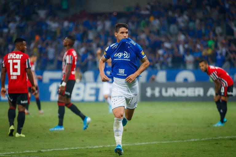 Thiago Neves comemora o gol da vitória do Cruzeiro sobre o São Paulo, no Mineirão