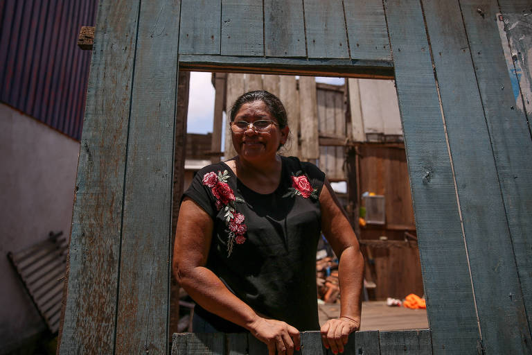 Shirlei Freitas Furtado, que tomou um empréstimo de 5 mil reais para reformar a casa que estava caindo, na comunidade de Vila da Barca, em Belém