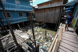 Moradores convivem com esgoto a céu aberto