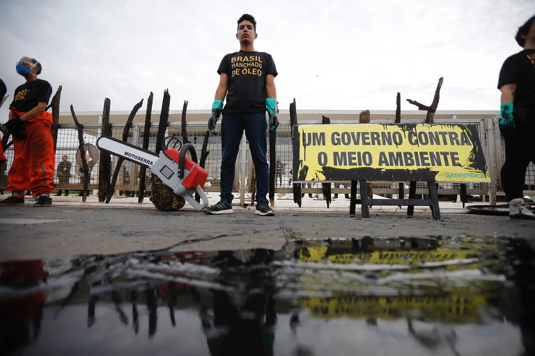 Greenpeace derrama óleo no Palácio do Planalto em ato contra manchas de petróleo no NE