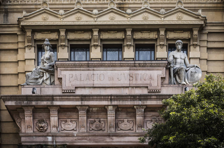 Fachada do prédio do Palácio da Justiça de São Paulo, é possível ver colunas e duas estátuas ao lado de inscrição no prédio onde se lê Palácio da Justiça.