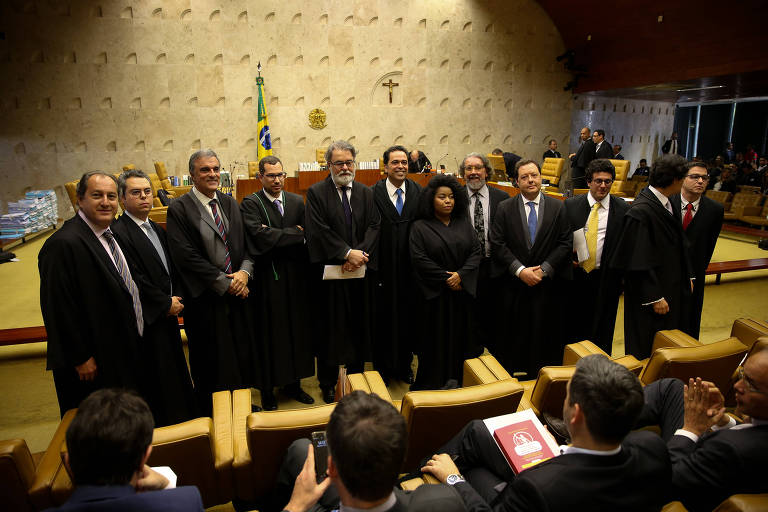 A advogada Silvia Souza, 35, em meio a colegas antes do início do julgamento no Supremo Tribunal Federal sobre a prisão em segunda instância, em 17 de outubro