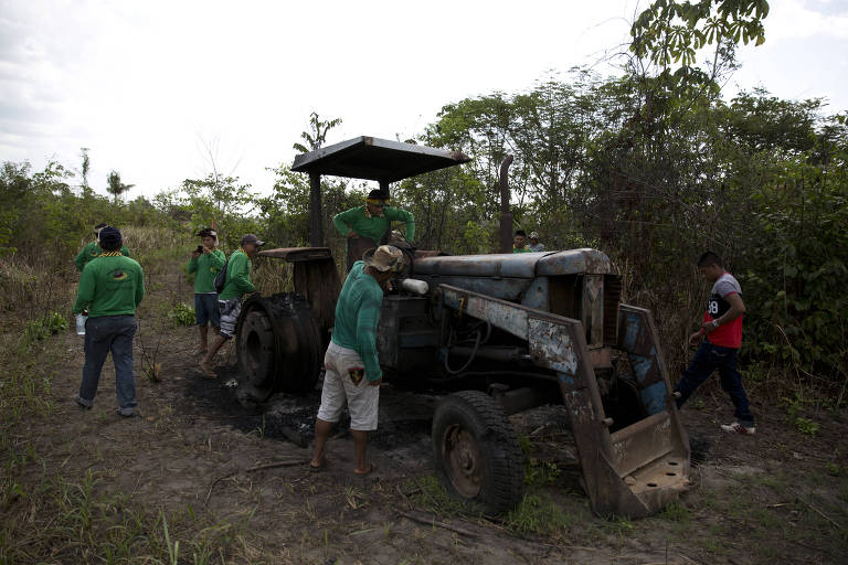 Trator queimado em terra indígena  Alto Turiassu, no Maranhão