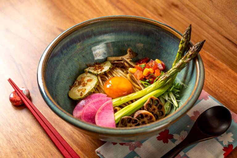 Maze Soba do restaurante Jojo Lab, feito com ramen sem caldo, temperado a base shoyu, gema curada, mix de vegetais e cogumelos