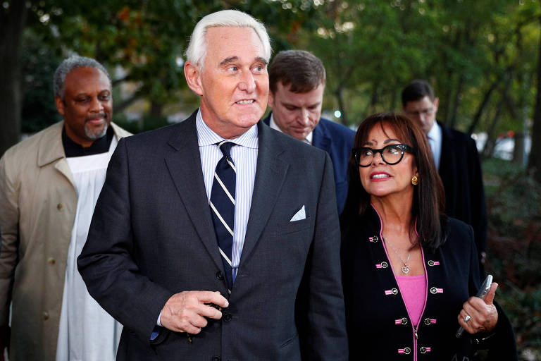 Roger Stone e sua esposa, Nydia Stone, chegam à audiência do processo contra ele em Washington, nos EUA
