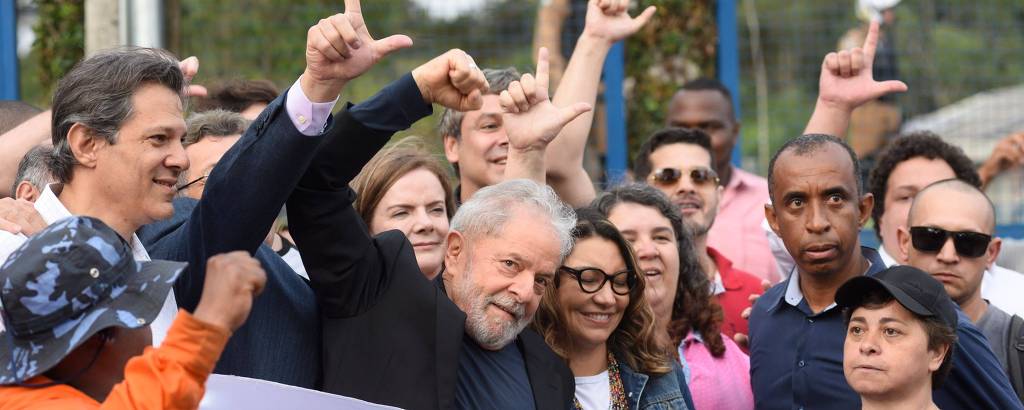 Lula deixa a carceragem da Polícia Federal cercado por multidão em Curitiba 