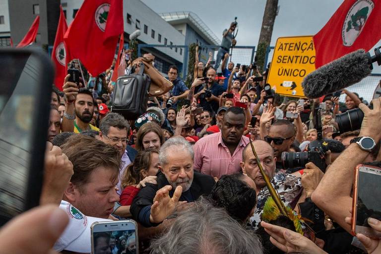 Lula sai da cadeia e ataca Lava Jato em discurso, em 2019