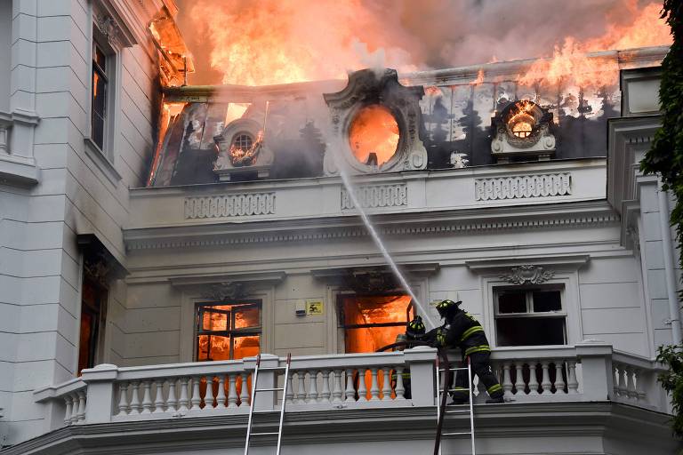 Universidade pega fogo durante protestos massivos no Chile 