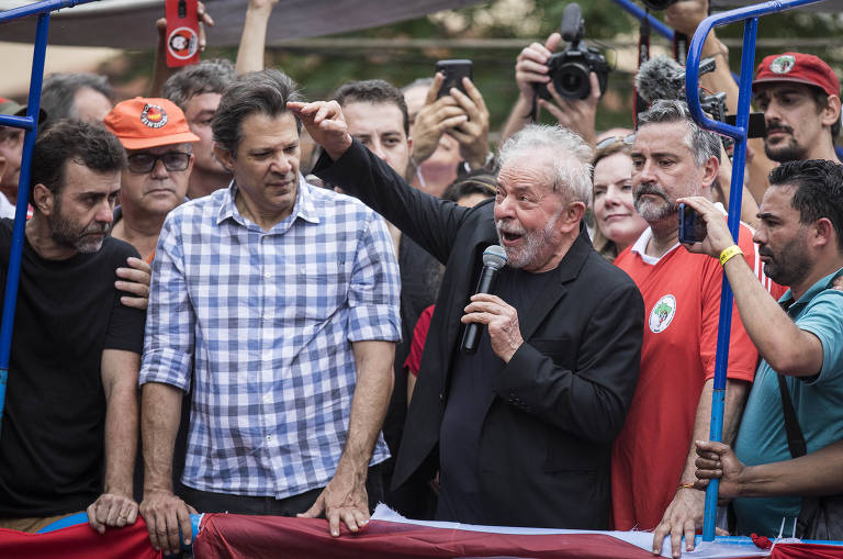 Lula deixa a prisão, em novembro de 2019