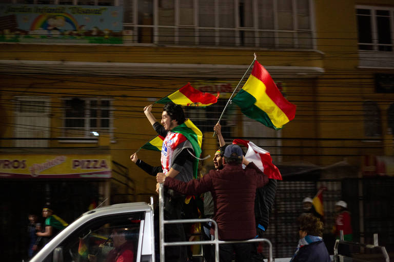 Opositores em La Paz festejam renúncia do ex-presidente da Bolívia, Evo Morales