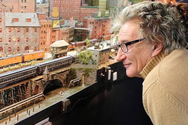 Rod Stewart mostra mini-cidade construída por ele durante 26 anos em seu sótão 