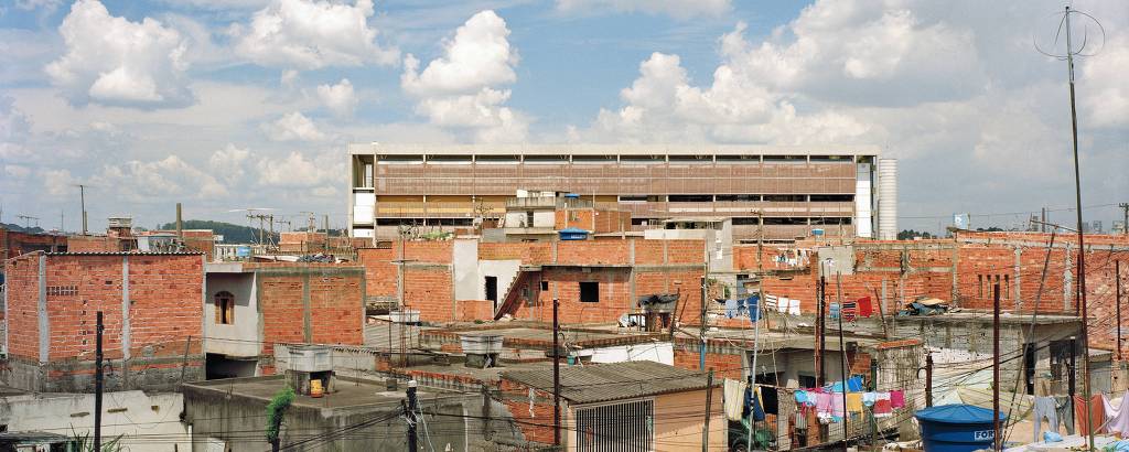 Ao fundo, Escola Estadual União de Vilanova, projetada pelo escritório H+F, na zona leste de São Paulo, na época de sua inauguração, em 2005