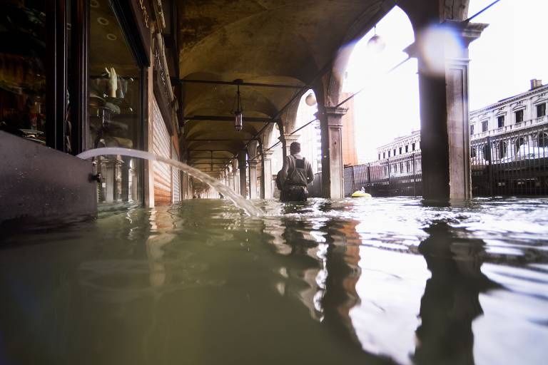 Turistas tiram selfies em Veneza inundada, entre moradores às lágrimas