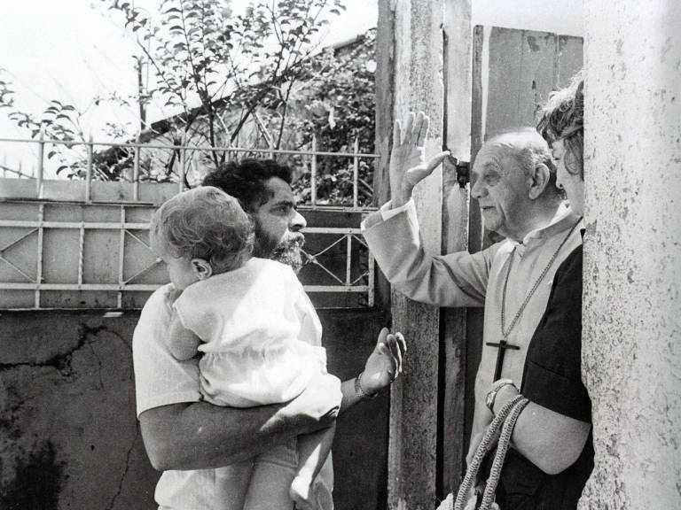 Dom Helder Camara recebe o então sindicalista Luiz Inácio Lula da Silva em sua casa 