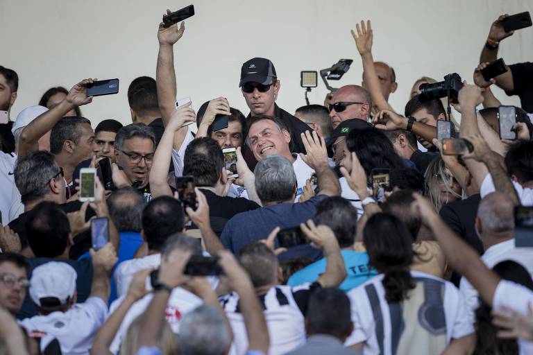 O presidente Jar Bolsonaro durante chegada ao estádio Urbano Caldeira, mais conhecido como Vila Belmiro, em Santos (SP), para assistir ao jogo entre Santos e São Paulo, válido pelo Campeonato Brasileiro 2019