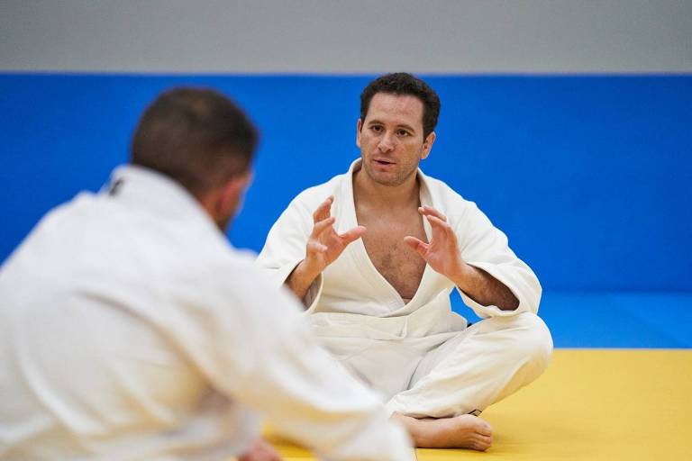 Tiago Camilo conversa com aluno em sua academia de judô, na Vila Nova Conceição, em São Paulo