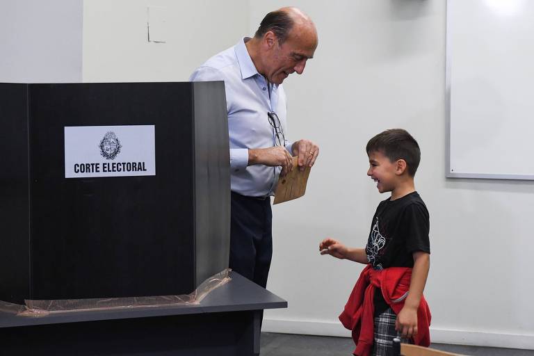 O candidtao da Frente Ampla, Daniel Martínez, ao votar em Montevidéu