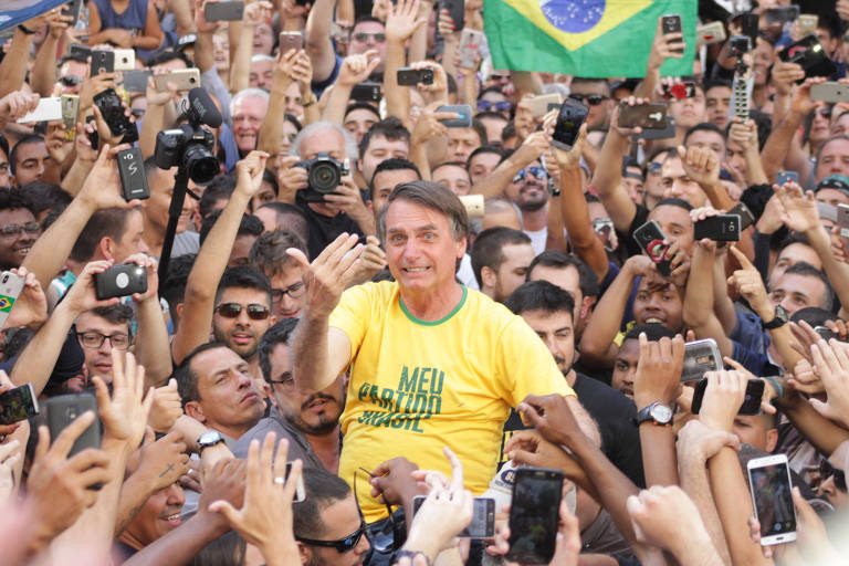 Campanha de Bolsonaro teve 11 milhões de santinhos sem declarar à Justiça Eleitoral