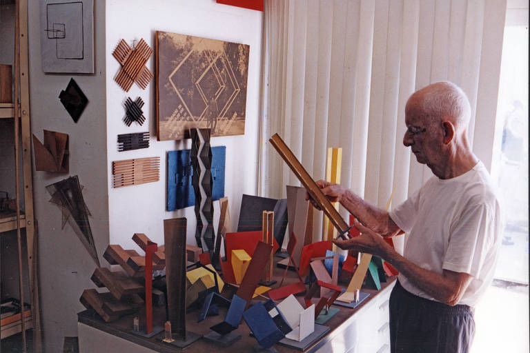 O escultor Franz Weissmann (1911-2005) manipula as maquetes de suas esculturas em seu ateliê, no Rio de Janeiro