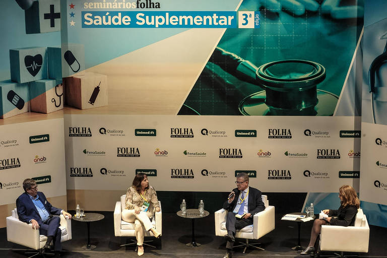 Ricardo Salem Ribeiro (esq.), diretor médico da operadora Care Plus, Tereza Villas Boas Veloso, diretora-técnica médica SulAmérica, Wagner Gattaz, professor da FMUSP e médico no IPq-USP, e Cláudia Collucci, jornalista da Folha, durante debate no seminário Saúde Suplementar 