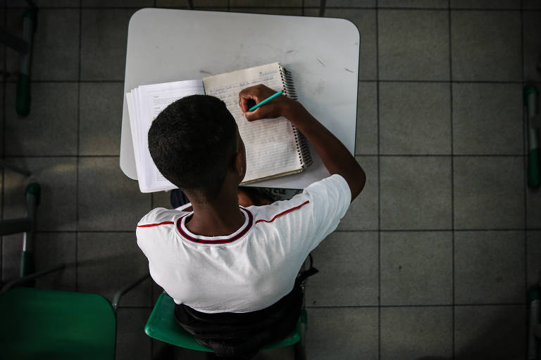 Quase metade dos alunos brasileiros não termina ensino fundamental na idade certa