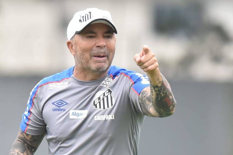 Técnico Jorge Sampaoli orienta o treino do Santos