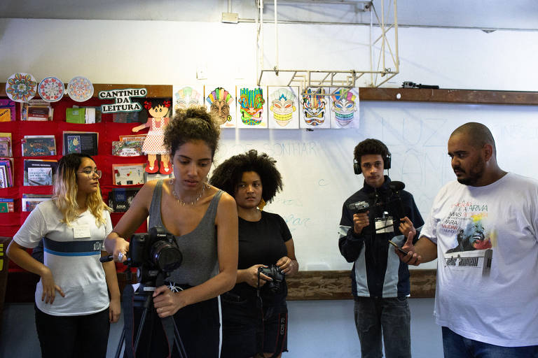 Sem nunca terem ido a cinema, alunos de projeto no Rio aprendem a fazer filmes