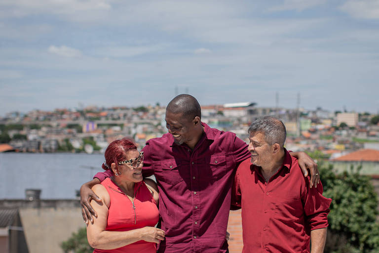 O haitiano Manier Sael com sua família brasileira: Eliana Machado e Jorge Mariano